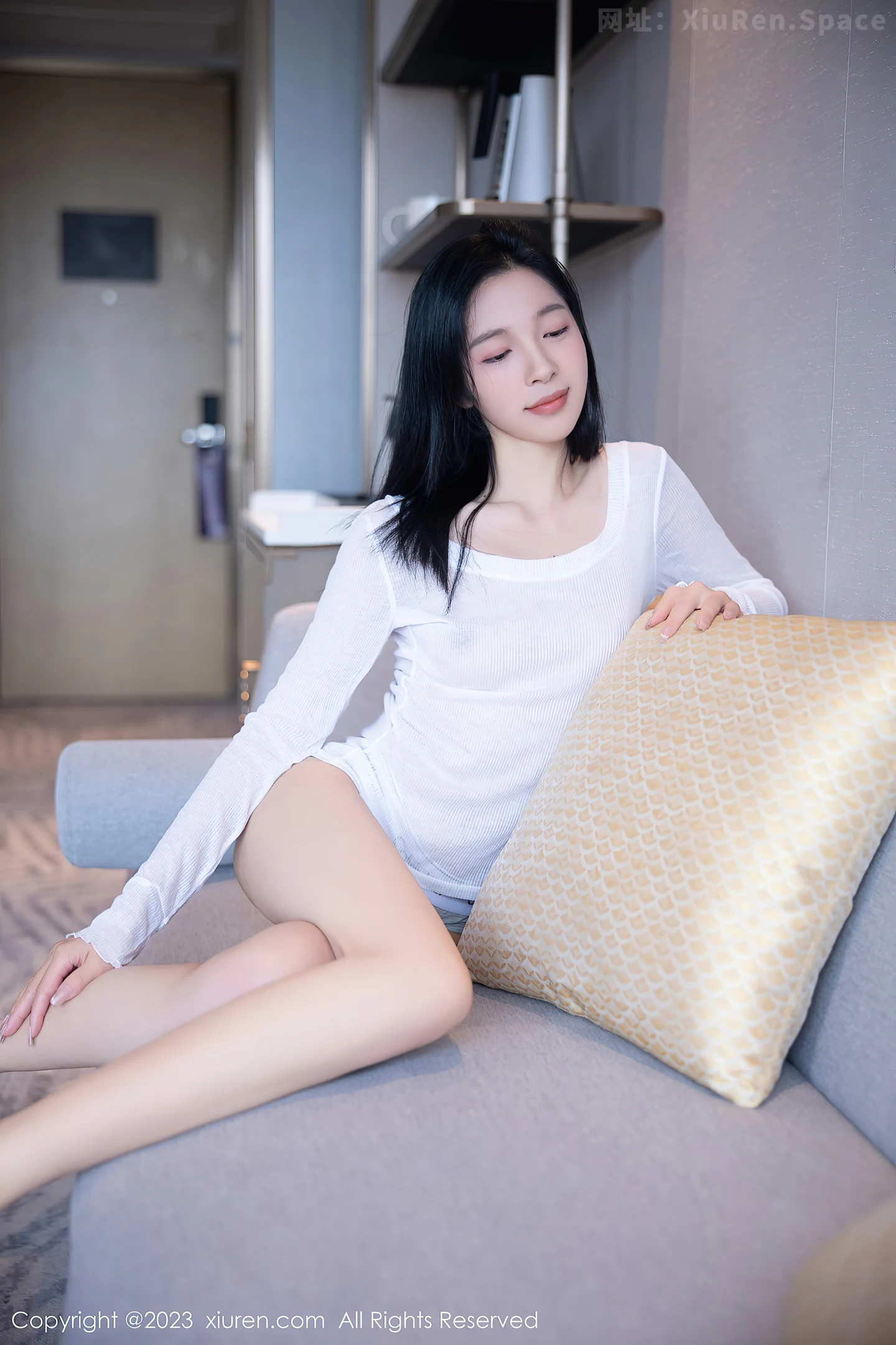 图片[4]-[XiuRen秀人网]2023.04.23 NO.6619 茜茜Kimi 白色镂空T恤加灰色性感小内裤居家私房写真集-秀人网官方网站